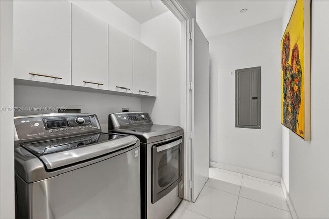 Building Photo - 900 Brickell Key Blvd