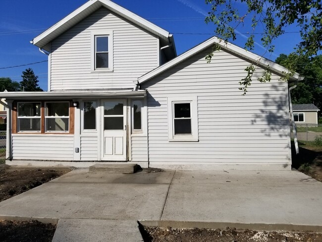Building Photo - Updated 3 Bedroom House with 1st floor lau...