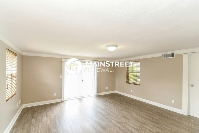 Building Photo - 4 Bedroom Pet-Friendly Home in Jacksonville, FL with Main Street Renewal