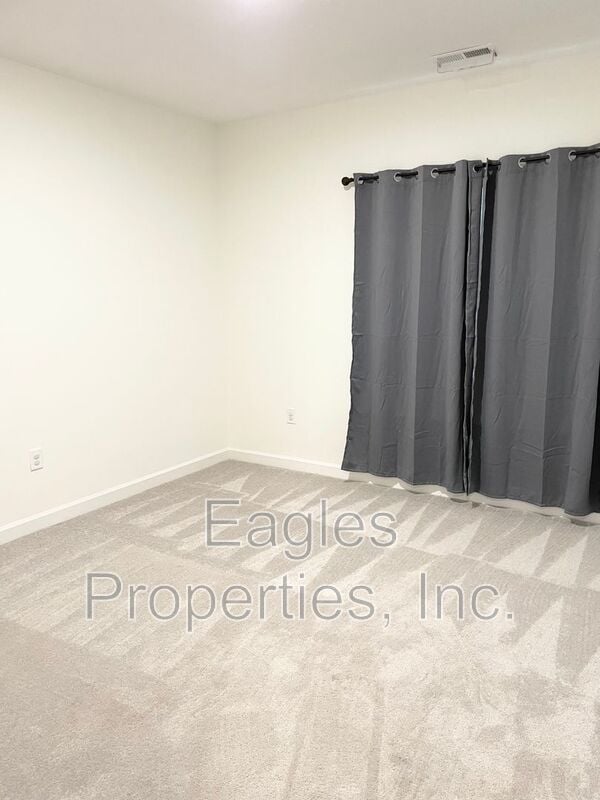 Building Photo - 300 Creeks Edge Dr