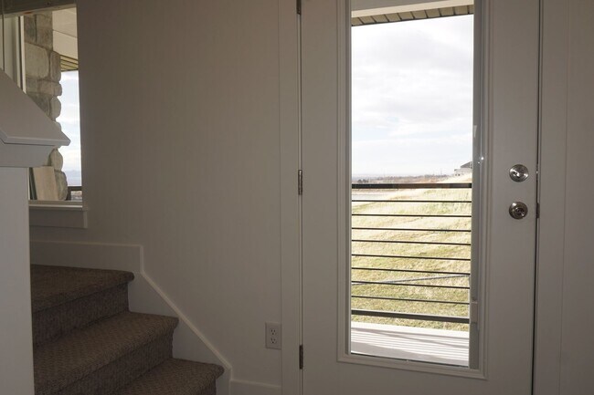 Building Photo - Layton Townhome 3 Bed 2.5 Bath