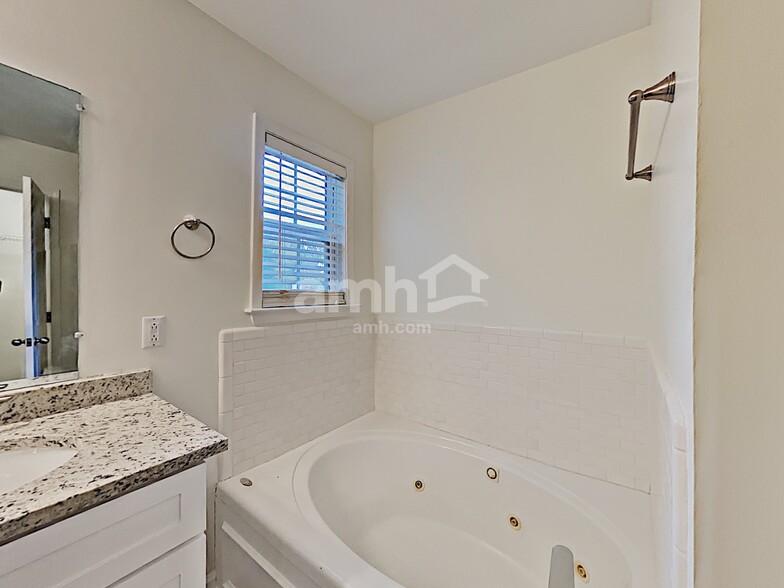 Building Photo - 2627 Mission Ridge Dr