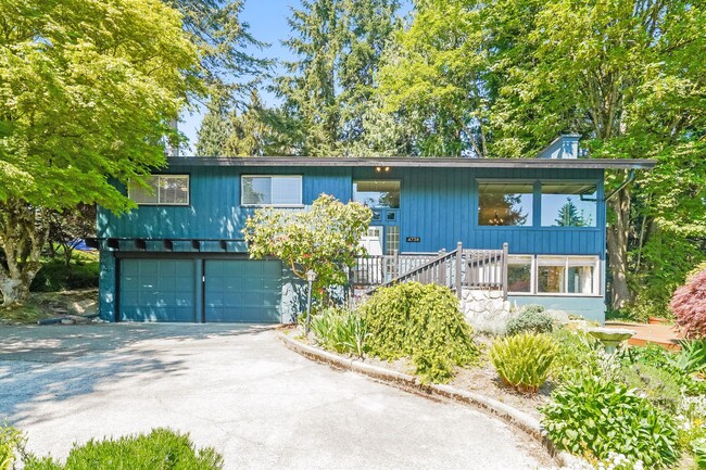 Primary Photo - Beautiful 4 bed 2.5 bath Lake Forest Park ...