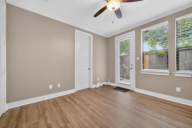 Building Photo - 8904 Lakeshore Bend Dr