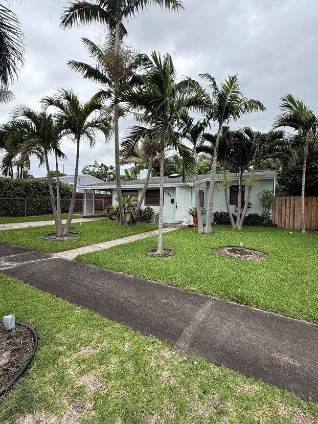 Building Photo - 741 Roseland Dr