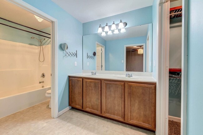 Building Photo - Gorgeous Updated 3 Bed 2.5 Bath Home w/2 C...