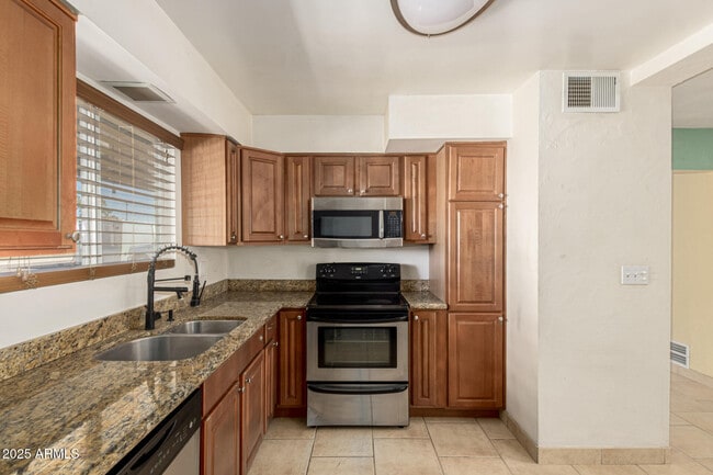 Building Photo - 3823 W Lawrence Rd