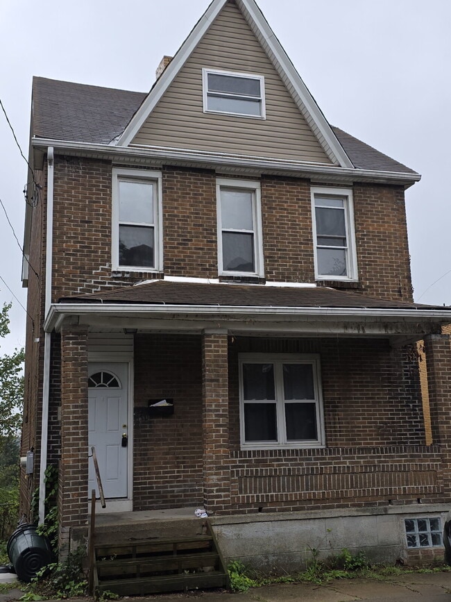 Primary Photo - Large 4 Bedroom 2 Bath in Mt. Washington