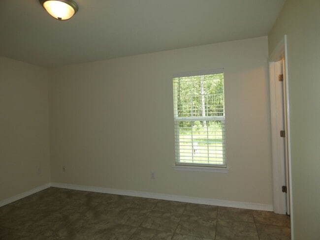 Building Photo - Charming 3-Bedroom Home - Spacious Layout