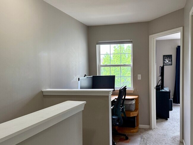 Building Photo - 2427 Golf Ridge Cir