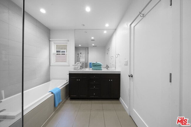 Building Photo - 848 N Las Palmas Ave