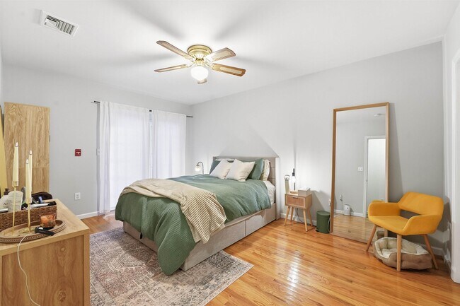 Building Photo - 62 Monroe St