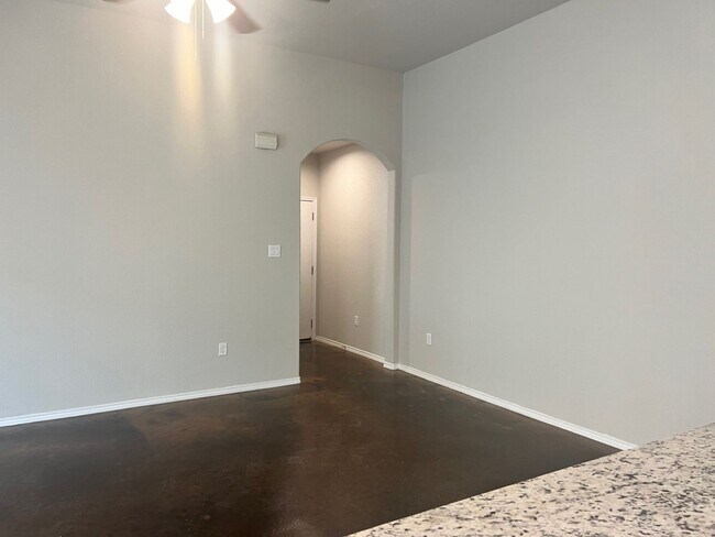 Building Photo - Luxury Duplex in Seguin