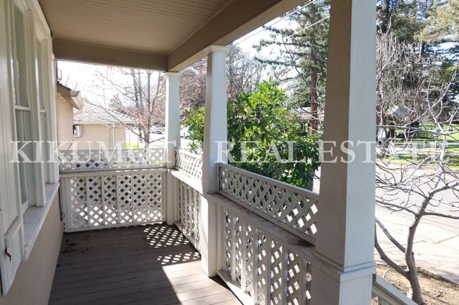 Building Photo - East Sacramento - 2 bedroom, 1 bath, 1 car garage