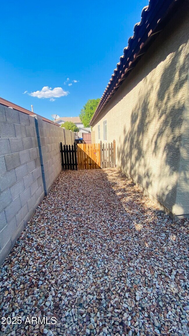 Building Photo - 8147 W Ross Ave