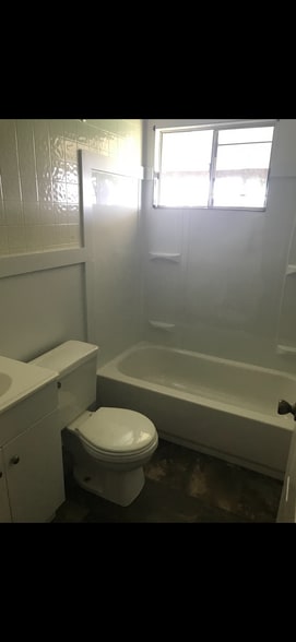 Building Photo - 855 Leipsic Rd