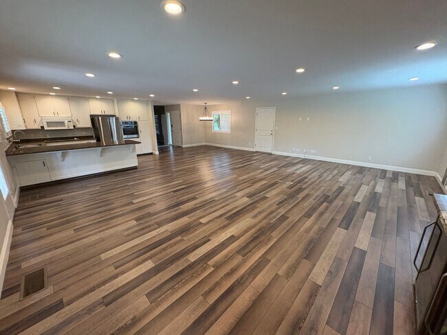 Building Photo - NW Visalia Home Near Country Club Available Now! *Private Showing Only*