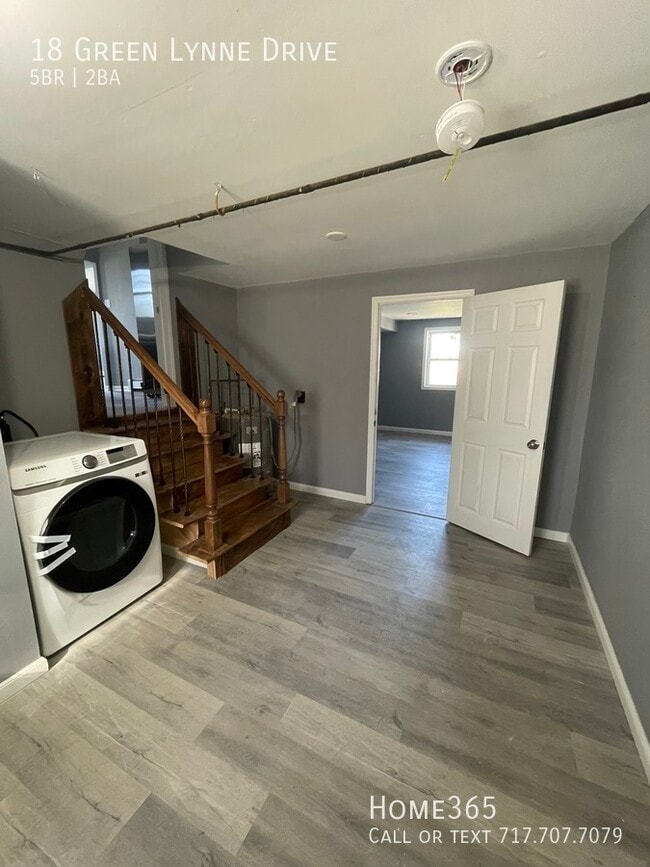 Building Photo - 18 Green Lynne Drive - Beautiful 5 Bedroom...