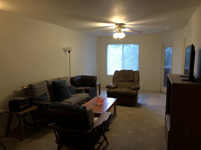 Shared living area - 521 Southwest Pky