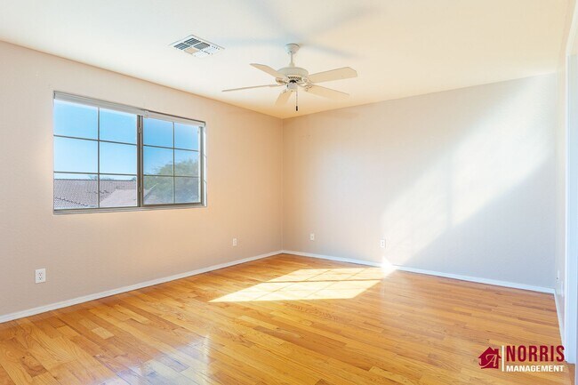 Building Photo - Beautiful Large Home Available Now!