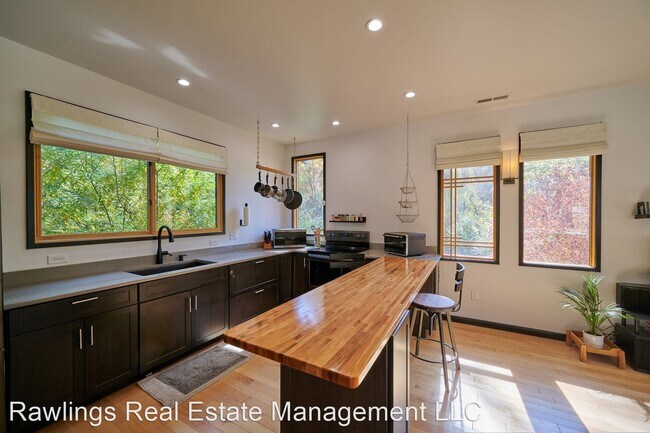 Building Photo - 2 br, 1 bath House - 221 Azalea Road E