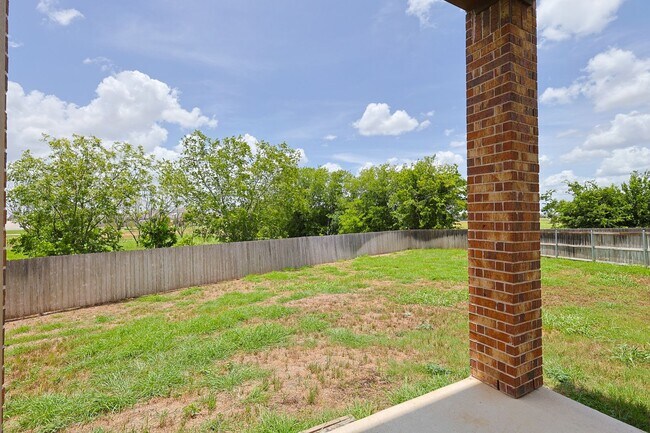 Building Photo - Large Modern Four Bedroom Duplex
