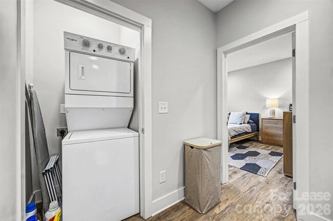 Building Photo - 840 E 18th St