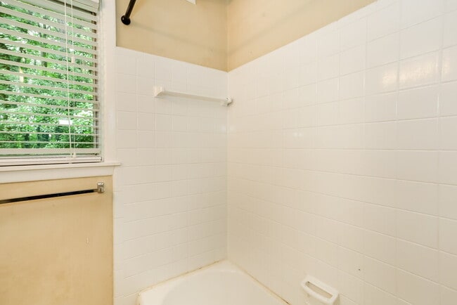 Building Photo - 2410 Ridgeway Dr