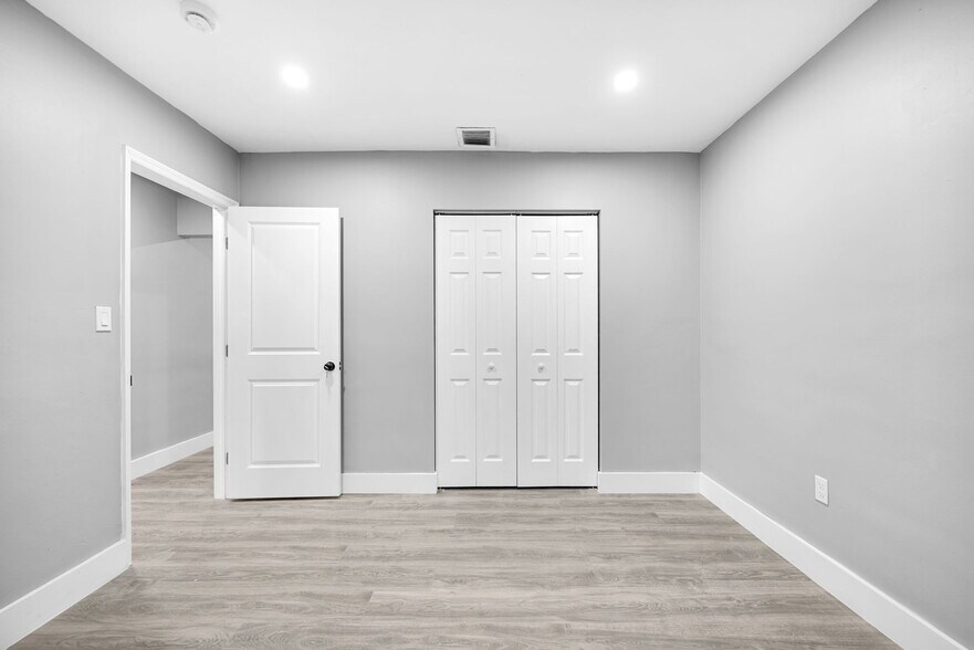 Building Photo - 645 NE 149th St