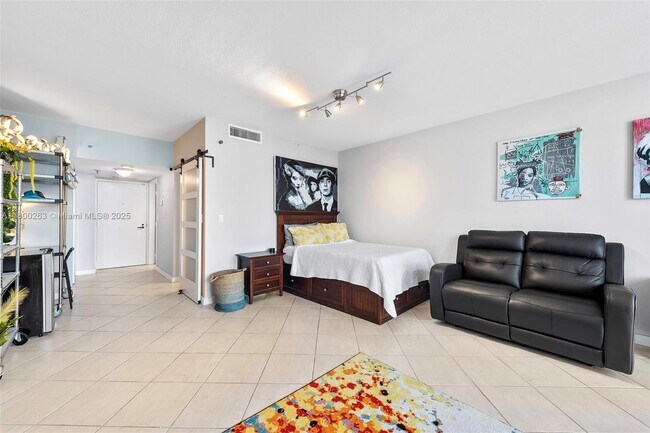 Building Photo - 520 Brickell Key Dr