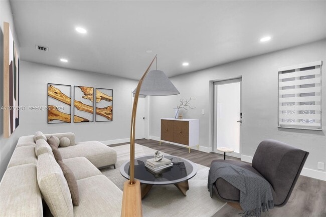 Building Photo - 648 South Dr