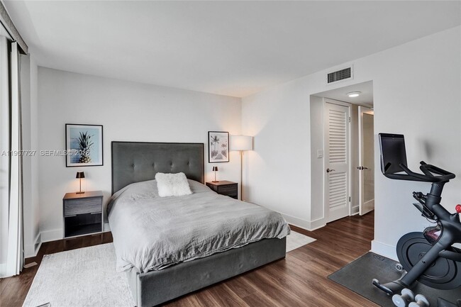 Building Photo - 10000 W Bay Harbor Dr