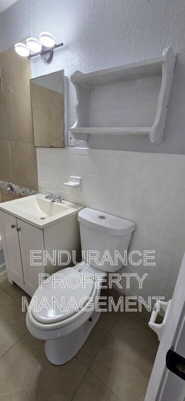 Building Photo - 809 W 5th St