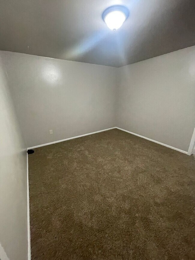 Building Photo - 2318-2320 E Dalke Ave