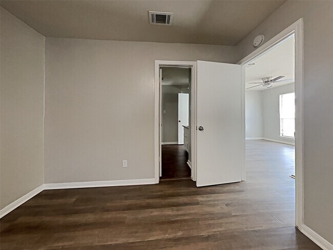Building Photo - 6737 Tournament Dr