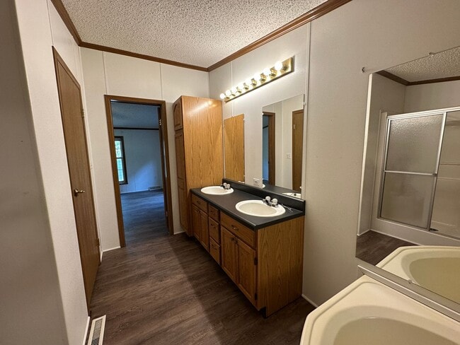 Building Photo - $1,250 / Month | 3 Bed · 2 Bath · 1,375 Sq...