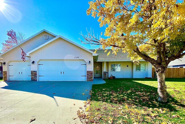 Building Photo - 3 Bed 2 Bath Single Level Home with 3 Car ...