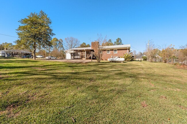 Building Photo - Charming 3 Bedrooms, 1.5 Bath Ranch Home Minutes From Lake Cooley