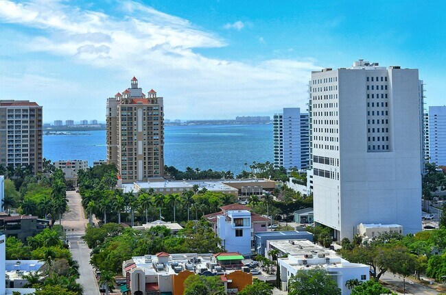 Building Photo - Short term ONLY Amazing 2/2 condo in the heart of downtown Sarasota with Bay View!