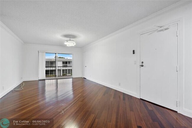 Building Photo - 6211 Bay Club Dr