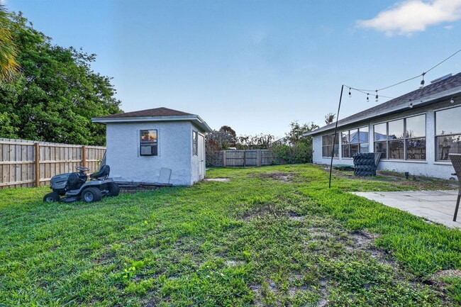 Building Photo - 481 SW Aster Rd