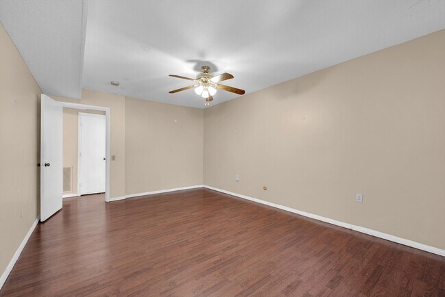 Building Photo - 6 Shrewsbury Green Dr