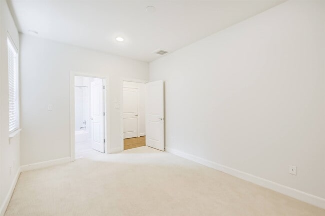 Building Photo - 946 W 18th St