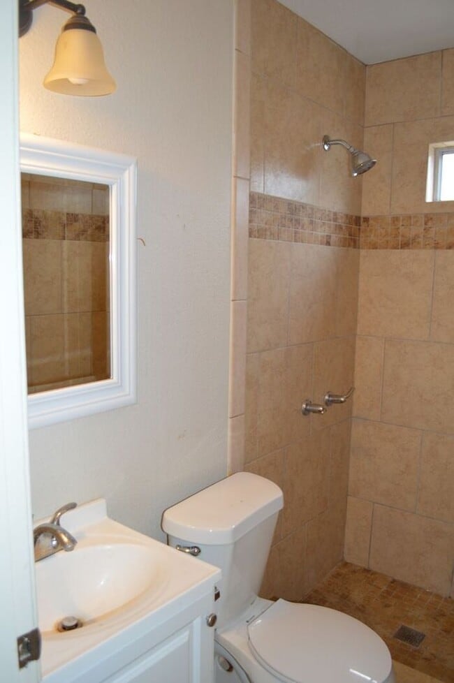 Building Photo - Charming 3 bed 2 bath right off Commerce a...