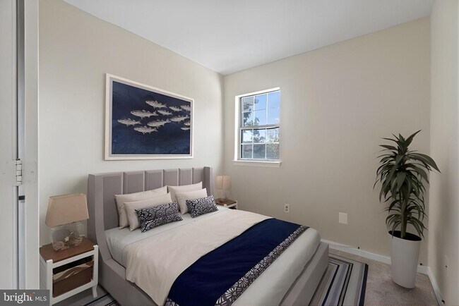 Building Photo - 107 St Charles Square