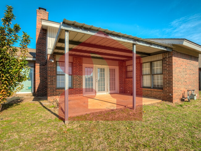 Building Photo - 2708 Silvertree Dr