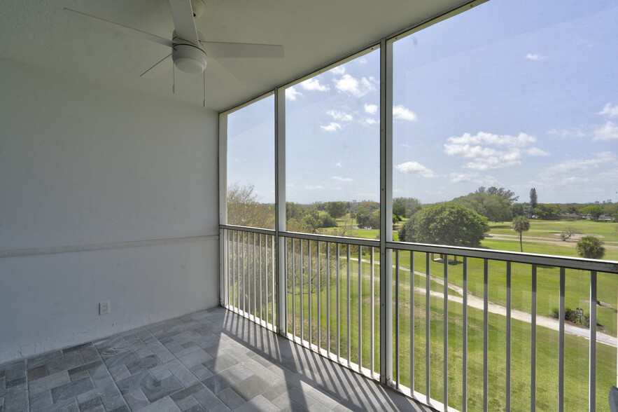 Building Photo - 3050 N Palm Aire Dr