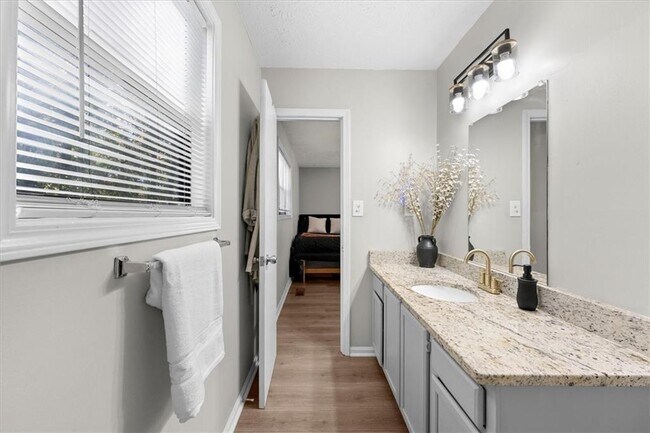 Building Photo - 4041 Woodbridge Ct