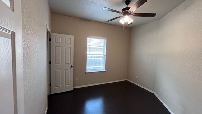Building Photo - Granite Counters, High Ceilings & More – S...