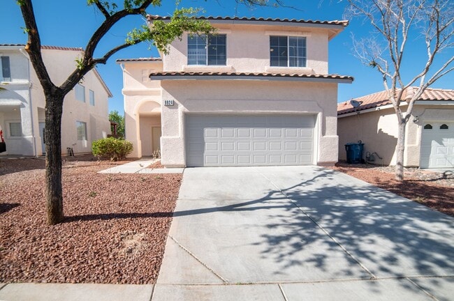 Building Photo - Beautiful home with POOL and spa located n...